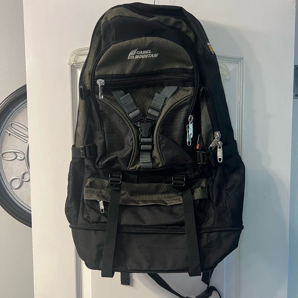 Camel Mountain green and black 1060 backpack